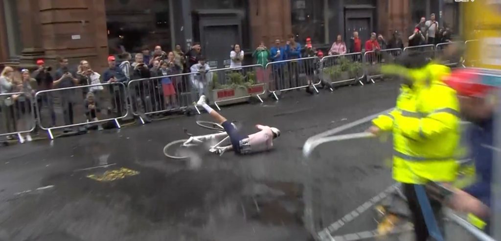 WK 2023: Mathieu van der Poel valt in finale onderweg naar WK-zege