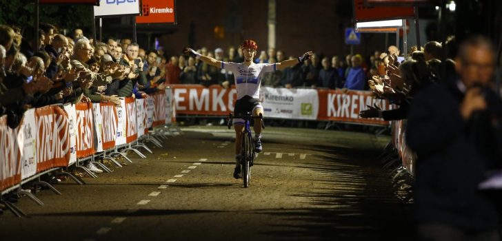 Cross, kunstlicht, Koeiemart en kermis: Nacht van Woerden is knus spektakel in het donker