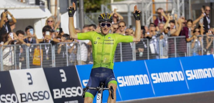 Matej Mohoric wint WK Gravel na duel met Florian Vermeersch, pechdag voor Wout van Aert