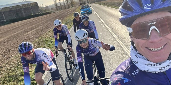 Cian Uijtdebroeks traint in sponsorloos shirt en broek van Jumbo-Visma