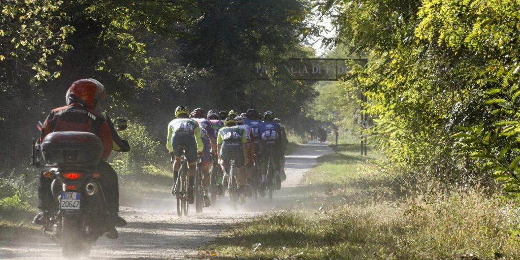 Josh Burnett wint Gravel and Tar Classic na sprint à deux in Ashhurst