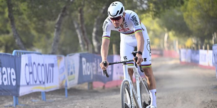 Als een raket! Dronebeelden tonen hoe Mathieu van der Poel voorbij tegenstanders vloog in Benidorm 