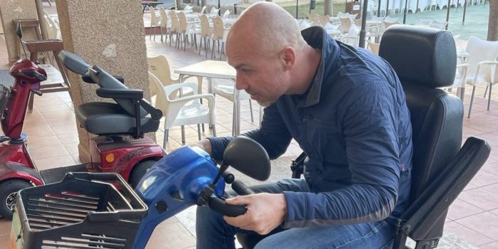 ‘Benidorm Bastard’ Sven Nys stapt in scootmobiel: “Eindelijk aangekomen in Benidorm”