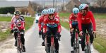 Renners verkennen parcours Omloop Het Nieuwsblad