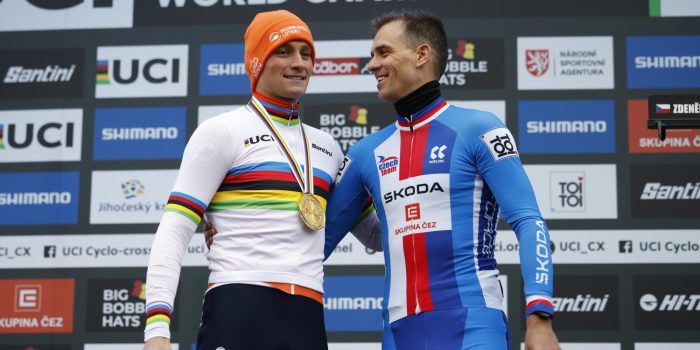 Stybar bij afscheid in Tábor gehuldigd samen met wereldkampioen Van der Poel: “Heel emotionele week”