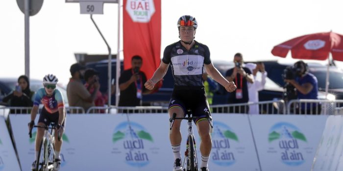 Lotte Kopecky bedwingt de Jebel Hafeet en grijpt de leiding in de UAE Tour