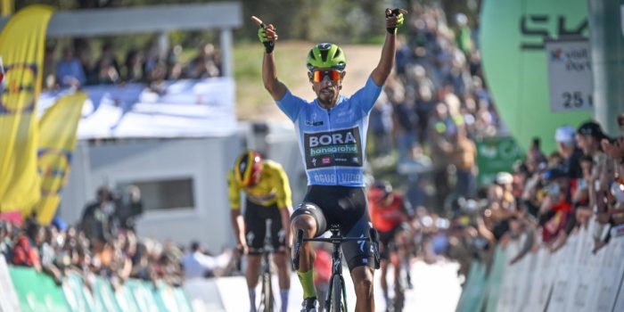 Martínez klopt eindwinnaar Evenepoel ook in slotrit Volta ao Algarve, vroege aanval Van Aert strandt