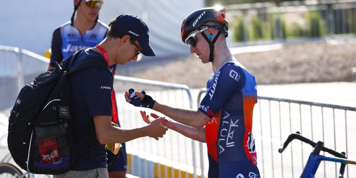 Eddie Dunbar loopt handbreuk op in UAE Tour, gehavende Milan Fretin gaat dan toch van start