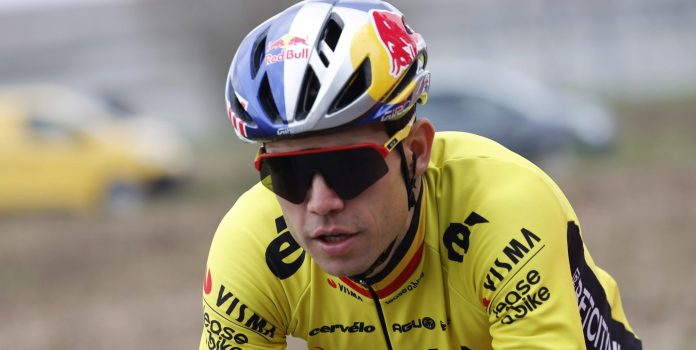 Eerste trainingsrit in de buitenlucht voor Wout van Aert na val in Dwars door Vlaanderen