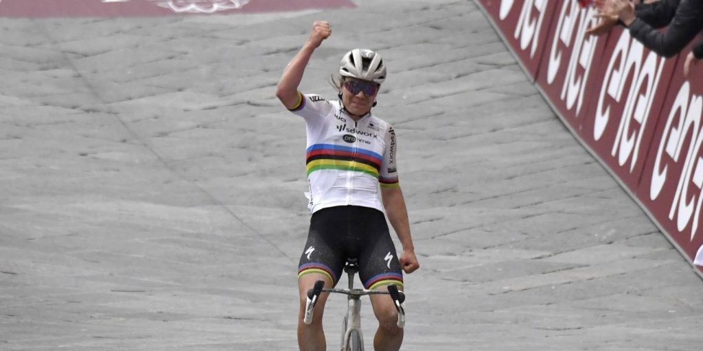 Wereldkampioene Lotte Kopecky zegeviert voor de tweede keer in Strade Bianche