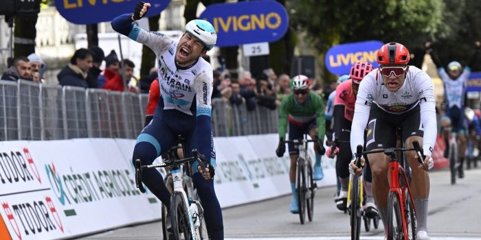 Phil Bauhaus wint ontregelde sprint in Tirreno-Adriatico, Jasper Philipsen komt ten val