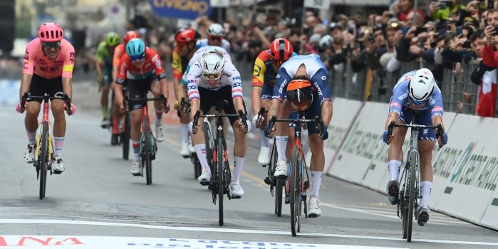 Jasper Philipsen wint Milaan-San Remo dankzij uitmuntend kopwerk Mathieu van der Poel