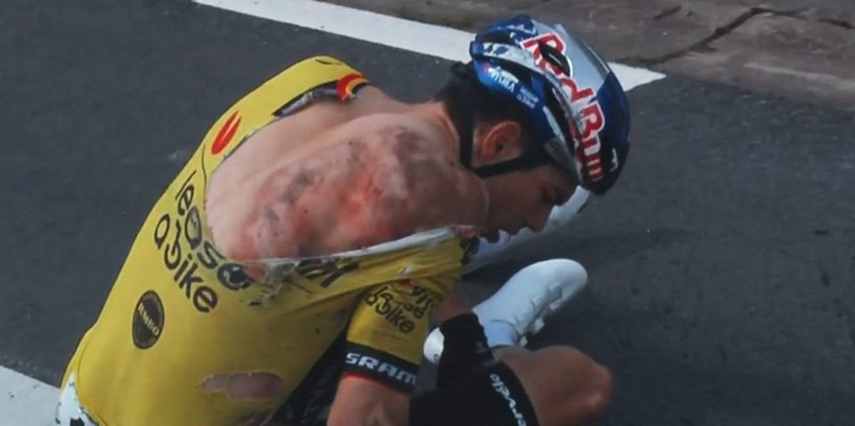 Heavy crash and retirements from Wout van Aert, Mads Pedersen and Jasper Stuyven