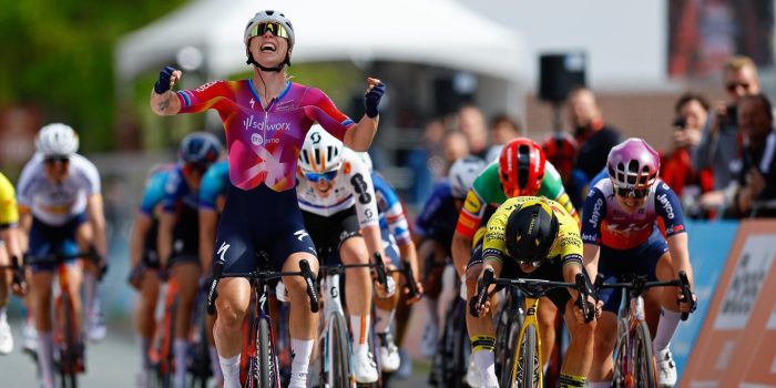 Lorena Wiebes juicht te vroeg, Marianne Vos sprint naar zege in ingekorte Amstel Gold Race