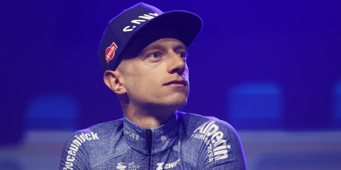 Quinten Hermans boekt met ‘perfecte sprint’ eerste zege voor Alpecin-Deceuninck: “Had het juiste wiel”