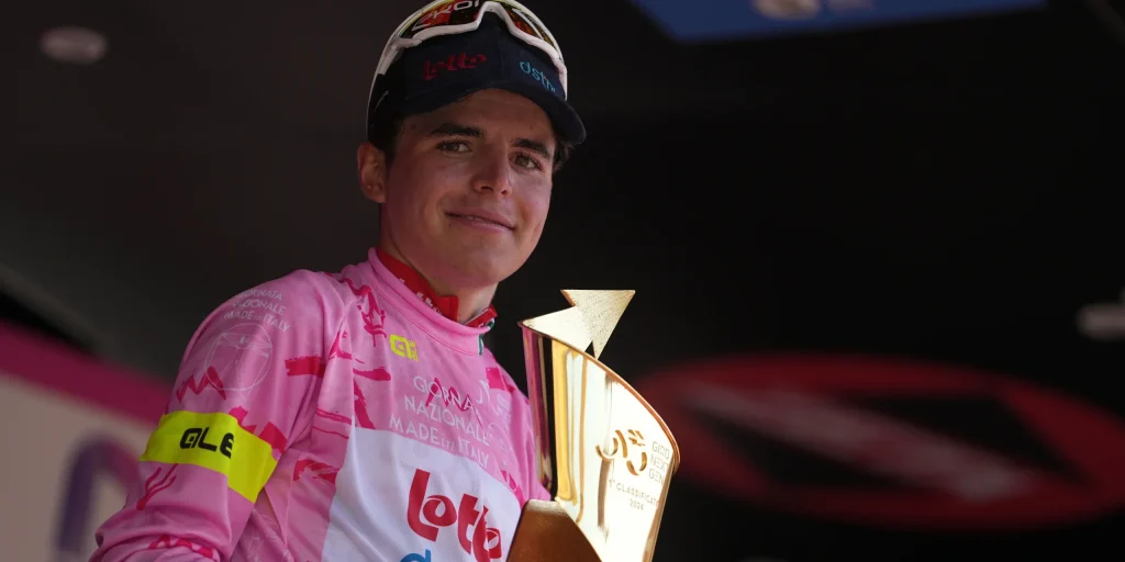 Jarno Widar (18) is jongste winnaar Giro Next Gen ooit: 