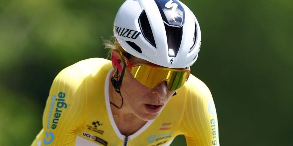 Twee op twee: Demi Vollering wint klimtijdrit in Ronde van Zwitserland