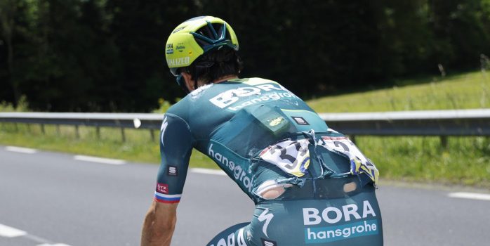 Primoz Roglic komt ten val in Critérium du Dauphiné, maar kan weg vervolgen