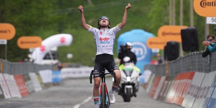Jarno Widar maakt favorietenrol waar in eerste bergrit Giro Next Gen, Wouter Toussaint tweede