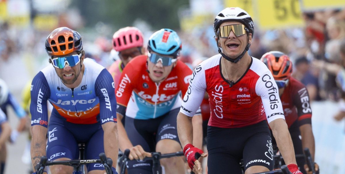 Bryan Coquard sprinte vers la victoire sur le Tour de Suisse, un problème de chaîne tue De Lie