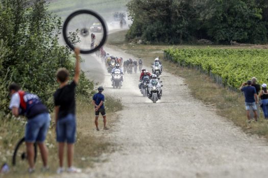 Brede banden en andere wielen voor gravel in de Tour, “zwaardere stroken dan Strade Bianche”