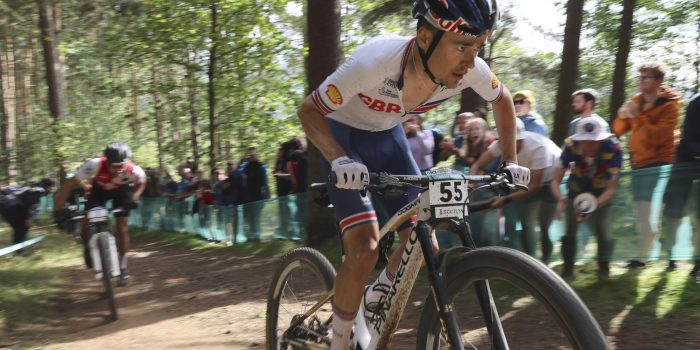 Parijs 2024: Ai! Titelverdediger Tom Pidcock rijdt lek in mountainbikewedstrijd