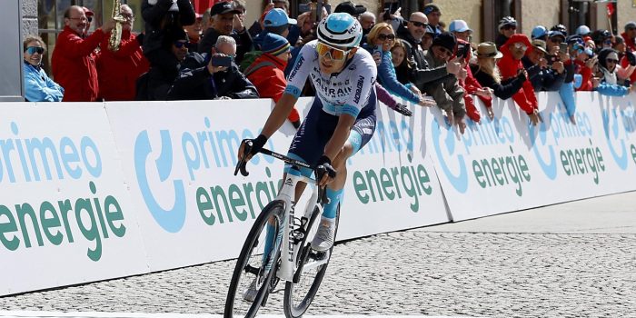 Vluchter Torstein Traeen wint bergrit en Adam Yates pakt leiding in Zwitserland, gevallen Wilco Kelderman knap twaalfde