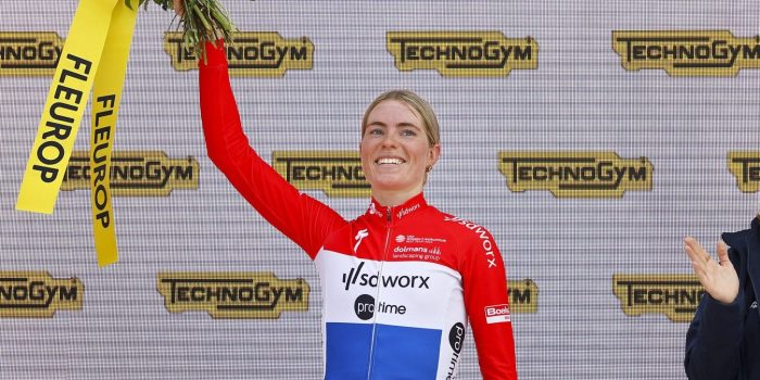 Demi Vollering wint ultrakorte etappe: “Er was verwarring in het peloton”