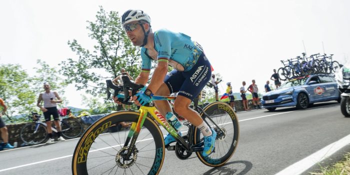 Tour 2024: Kotsende Mark Cavendish al vroeg in problemen in openingsrit naar Rimini