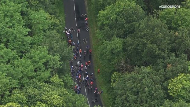 Vijfde rit Dauphiné geannuleerd na massale valpartij met Evenepoel en Roglic