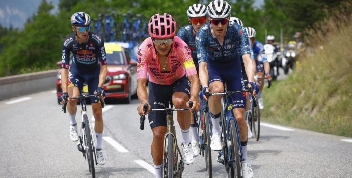 Tour 2024: Richard Carapaz komt als eerste boven op hoogste punt van de ronde