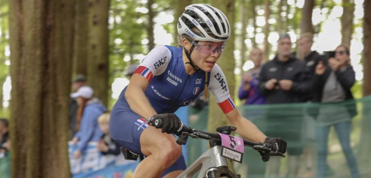 Parijs 2024: Loana Lecomte afgevoerd met brancard na val op mountainbike