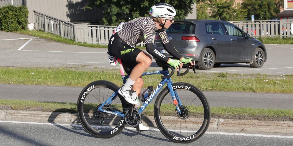 Vroege vluchter Fergus Browning blijft sprintende meute heel nipt voor in openingsrit Tour de lAin