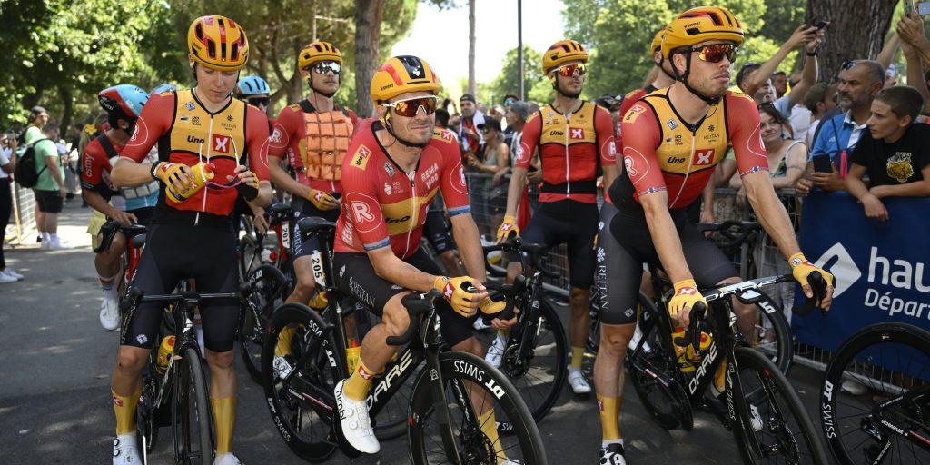 Gravelrit Tour de France begint met eerbetoon aan overleden André Drege