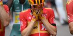 Gravelrit Tour de France begint met eerbetoon aan overleden André Drege: twee teams met rouwbanden