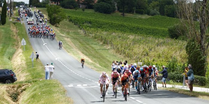 Tour 2024: Liveblog etappe 13 naar Pau – Jasper Philipsen wint voor Wout van Aert
