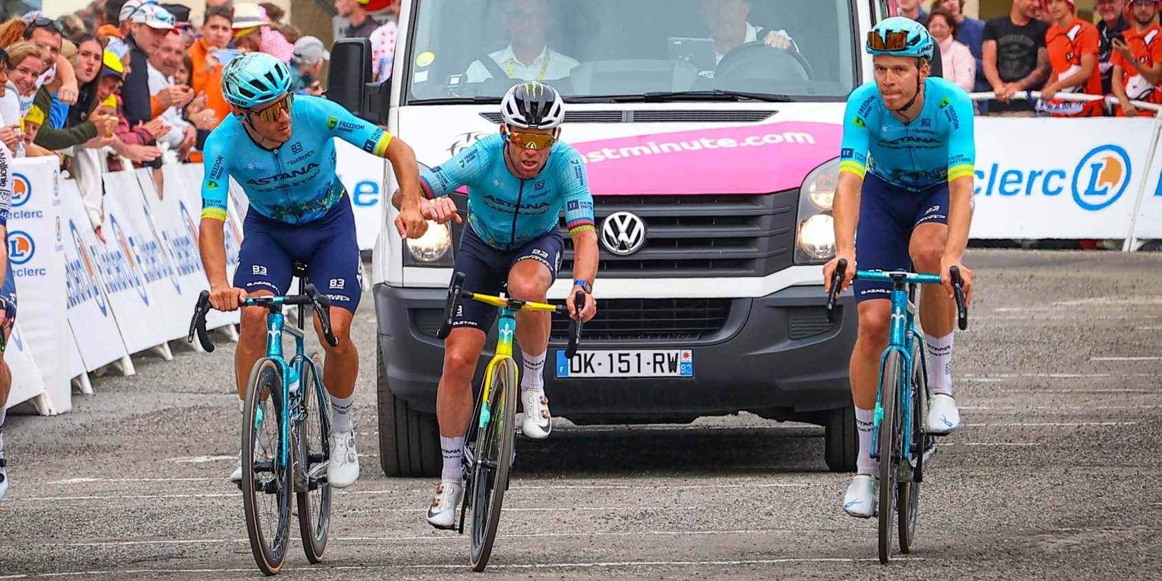 Cees Bol streed met kopman Mark Cavendish tegen tijdslimiet: “Enorm moeten rijden”