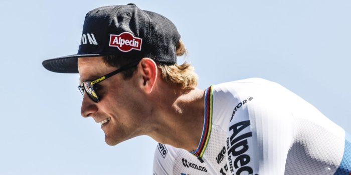 Tour 2024: Zien! Mathieu van der Poel tikt tijdens beklimming bidon weg met voorwiel