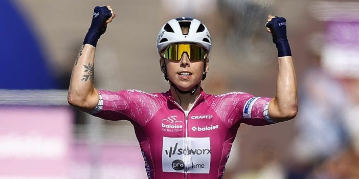 Lorena Wiebes wint met overmacht in Baloise Ladies Tour na uur neutralisatie