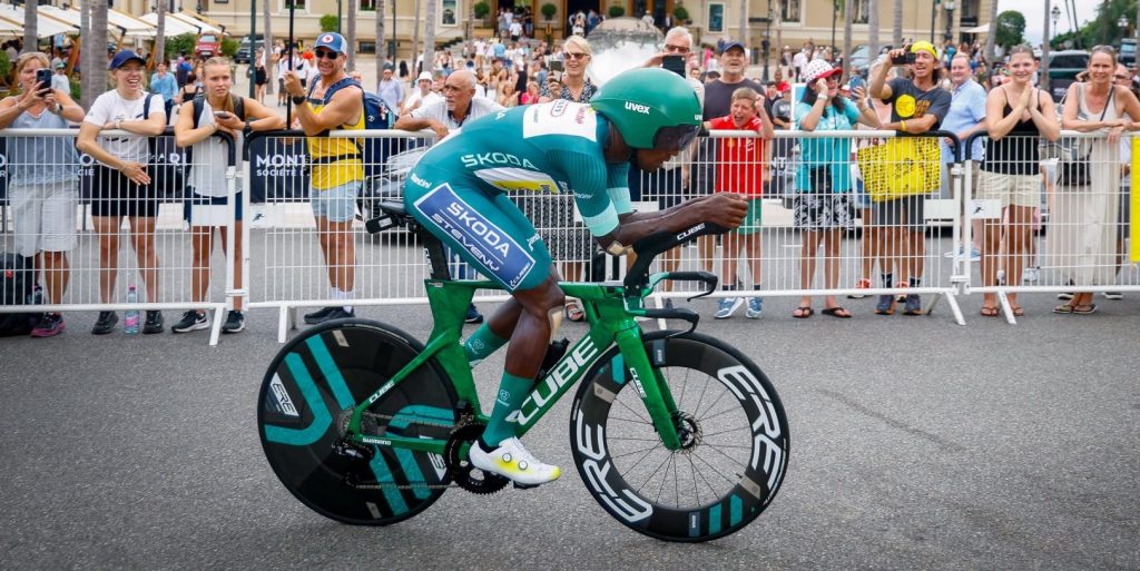 Biniam Girmay in tranen na winst groene trui in Tour de France: “Mooiste dag van mijn leven”