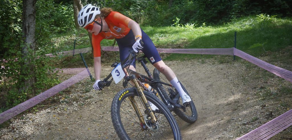 Parijs 2024: Puck Pieterse in achtervolging na pech op mountainbike