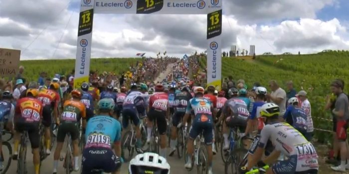 Koppenberg-taferelen in de Tour: Opstopping en renners te voet op tweede gravelstrook