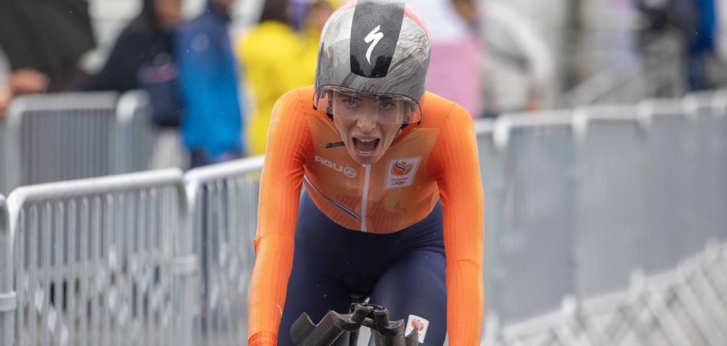 Demi Vollering en Ellen van Dijk zien in spekgladde bochten olympische droom verloren gaan