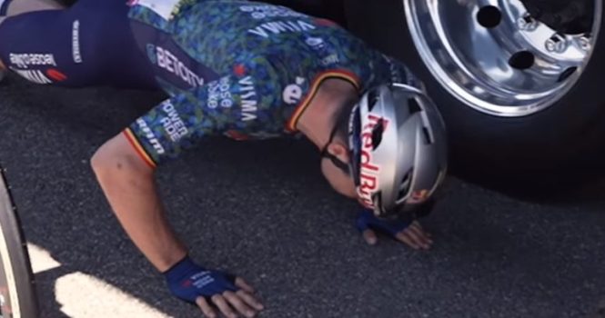 Tour 2024: Zien! Wout van Aert doet push-ups voor koninginnenrit naar Plateau de Beille