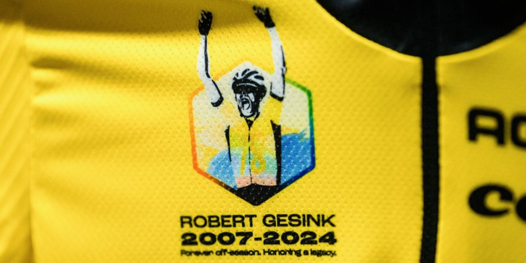 Robert Gesink krijgt van Visma | Lease a Bike speciaal shirt en fiets tijdens afscheid in Vuelta