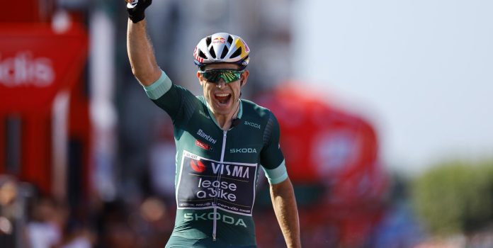 Vuelta 2024: En dat is drie! Wout van Aert klopt medevluchter Quentin Pacher in Baiona