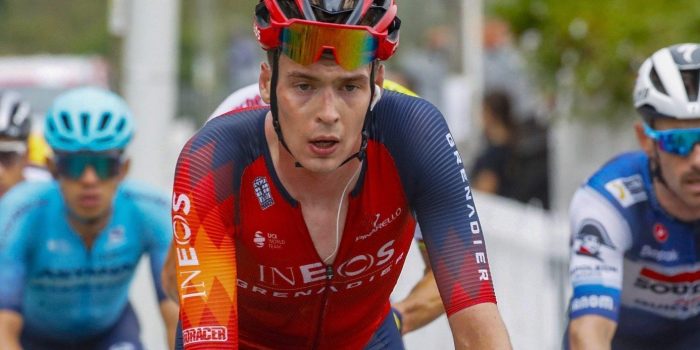 Vuelta 2024: Thymen Arensman even in ambulance na zonnesteek tijdens zevende etappe