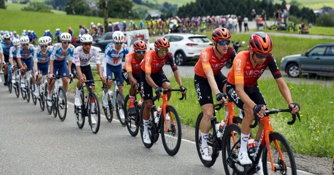 Renners INEOS Grenadiers gespot in nieuwe tenues tijdens trainingsrit in Spanje