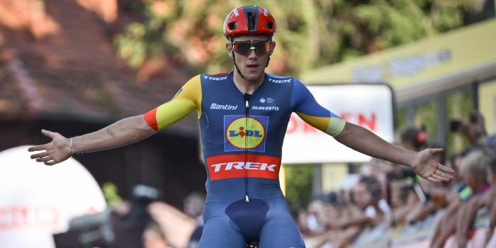 Thibau Nys glipt nog net voorbij Wilco Kelderman en wint op lastige aankomst in eerste rit Ronde van Polen