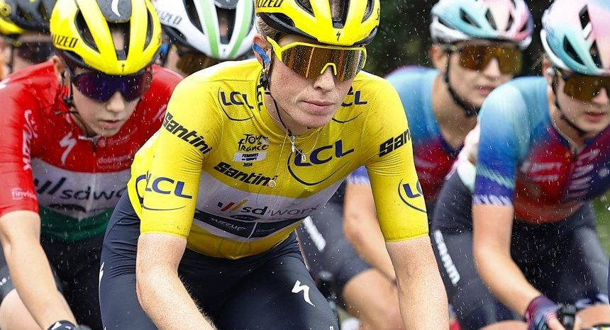 Demi Vollering en meerdere ploeggenotes komen keihard ten val in diepe finale vijfde rit Tour de France Femmes